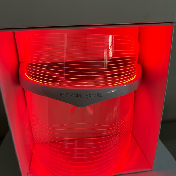 Seven color facial mask with USB rechargeable cordless do a FACIAL anywhere - Picture 5 of 12